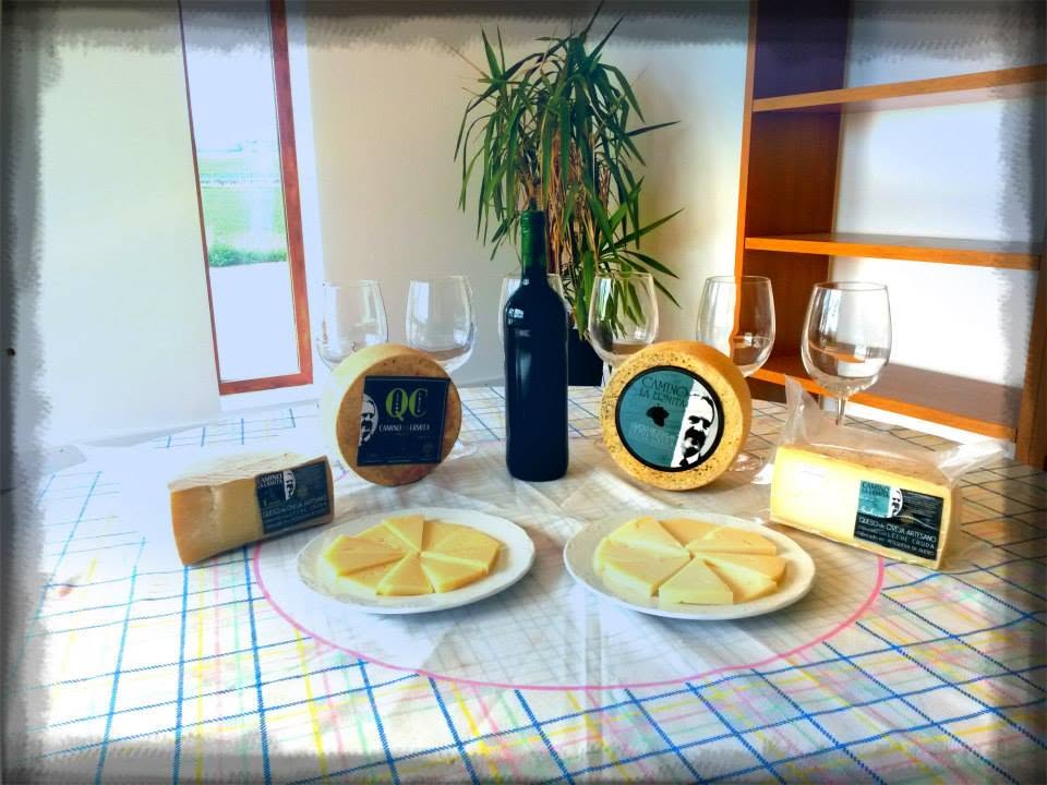 Mesa preparada para una degustación de quesos Camino La Ermita